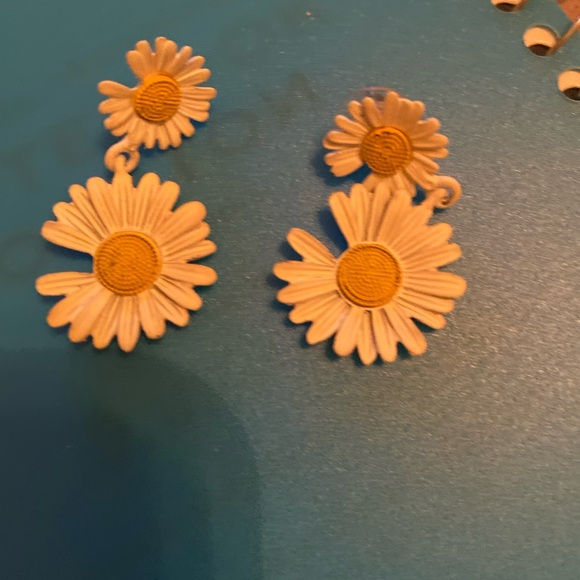 Accessories - Daisy Flower Earrings - Yellow and White
